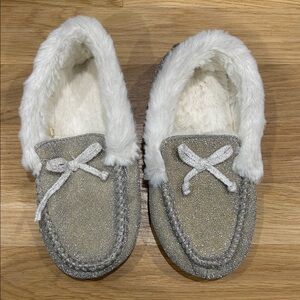 Girls’ sparkly silver slippers